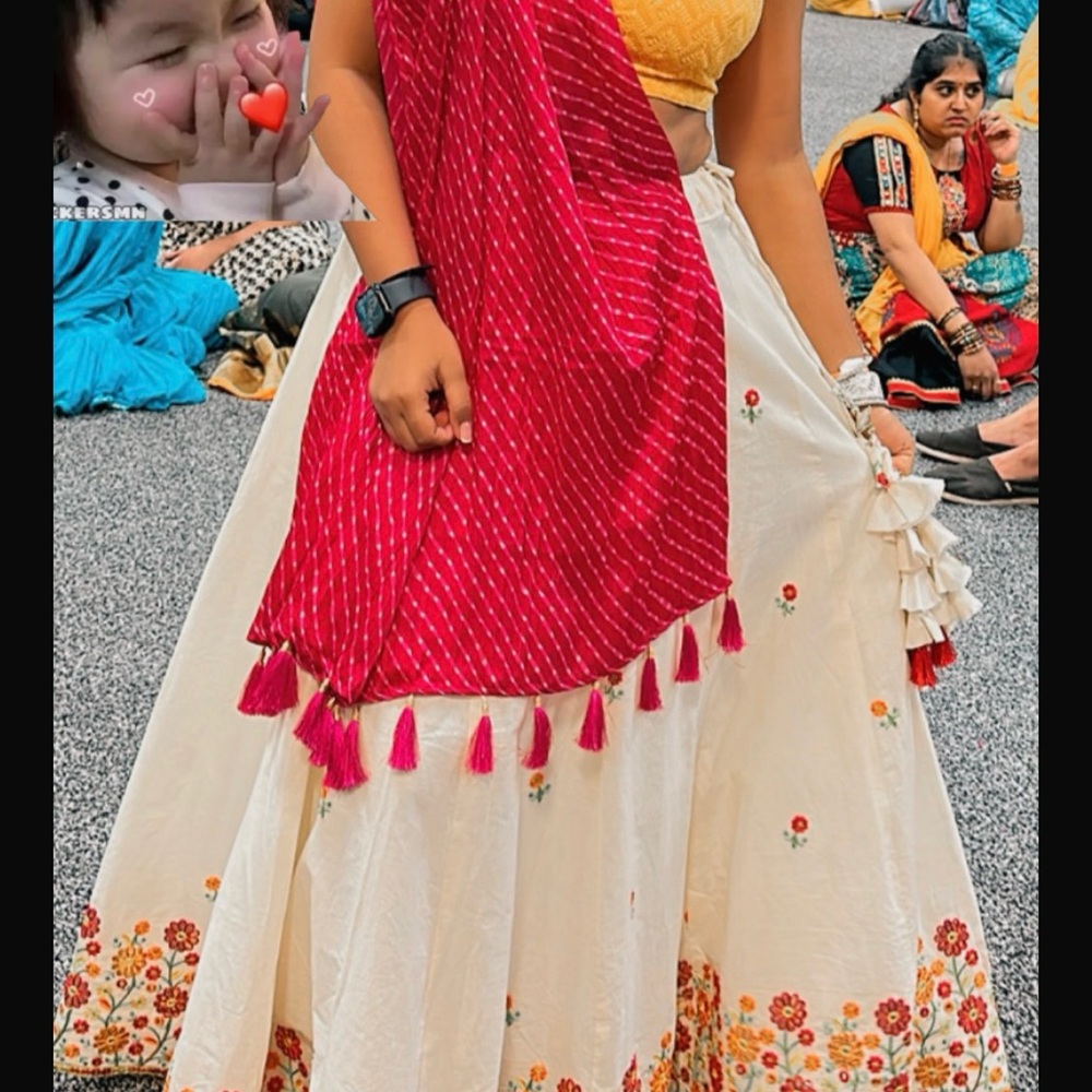 Comes with duppata blouse and lehnaga. 
Just wore it once looks like brand new